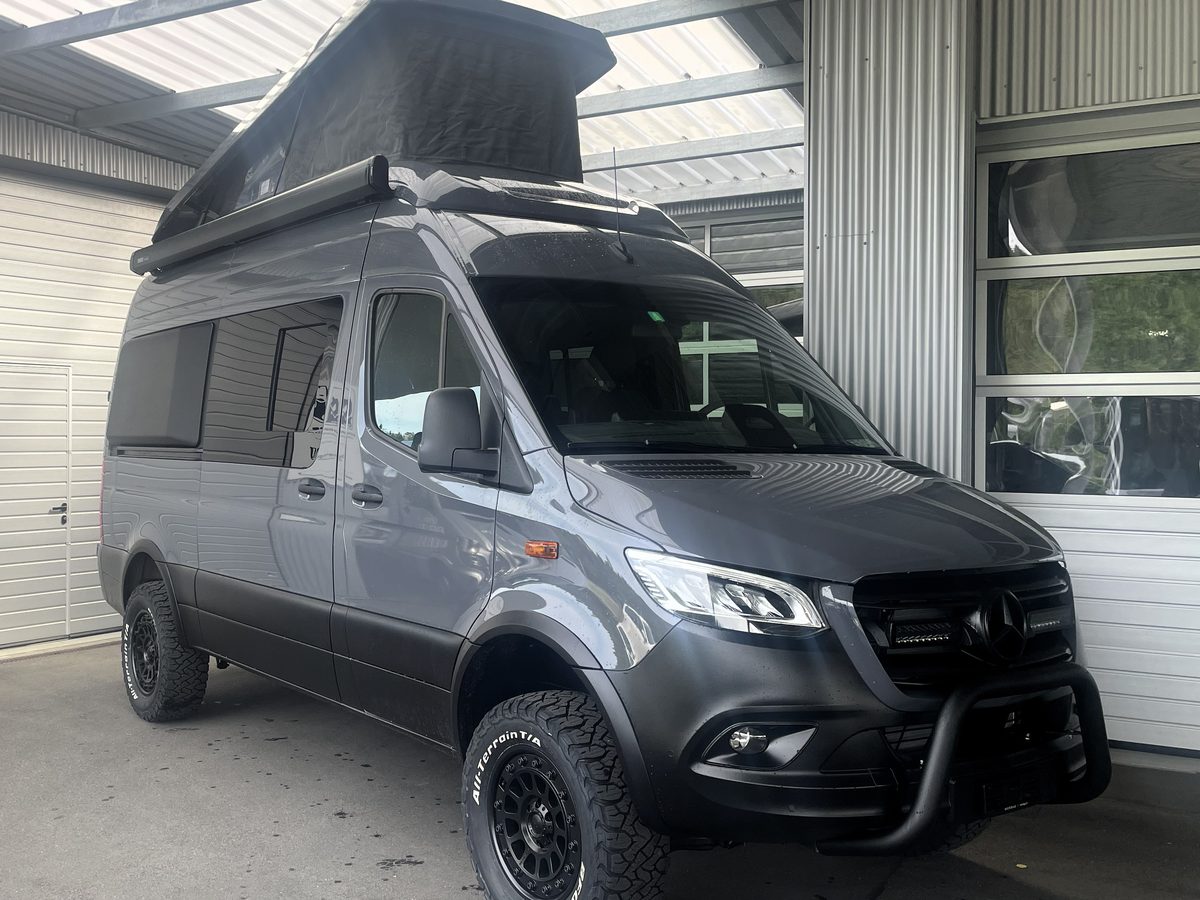 Mercedes Sprinter mit aufgestelltem Schlafdach vor der Werkstatt in Heimberg
