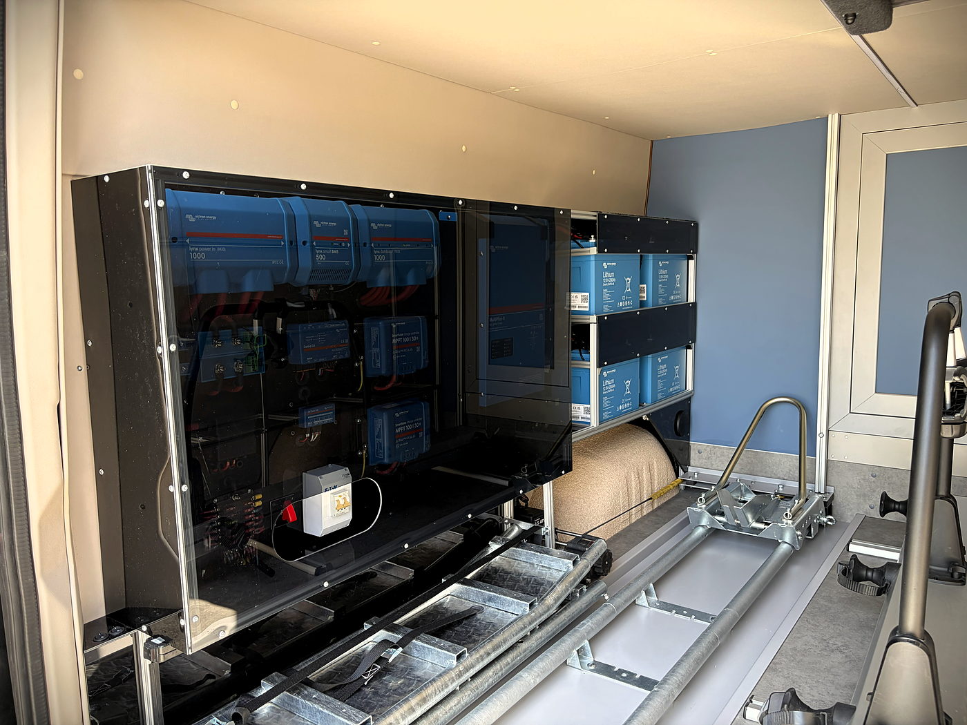 El Grisito, Mercedes Sprinter 4×4, Elektroanlage im Heck mit Batterien und Ladetechnik