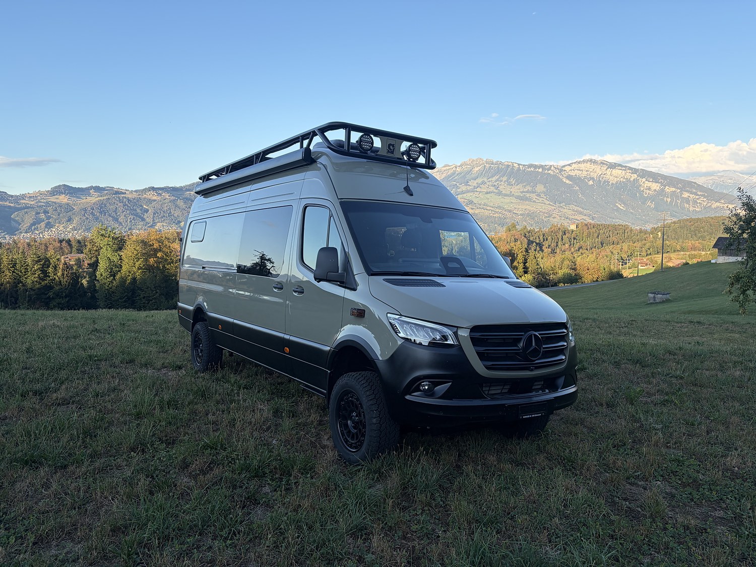 Sprinter in Sand, Mercedes Sprinter, Aussenansicht vor einer Bergkulisse