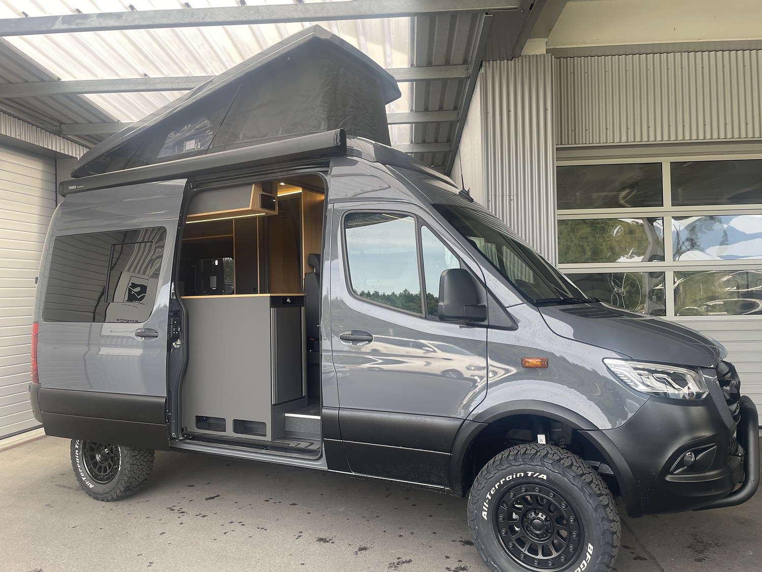 Sprinter mit Schlafdach, Mercedes Sprinter, Aussenansicht mit geöffnetem Schlafdach und Schiebetür