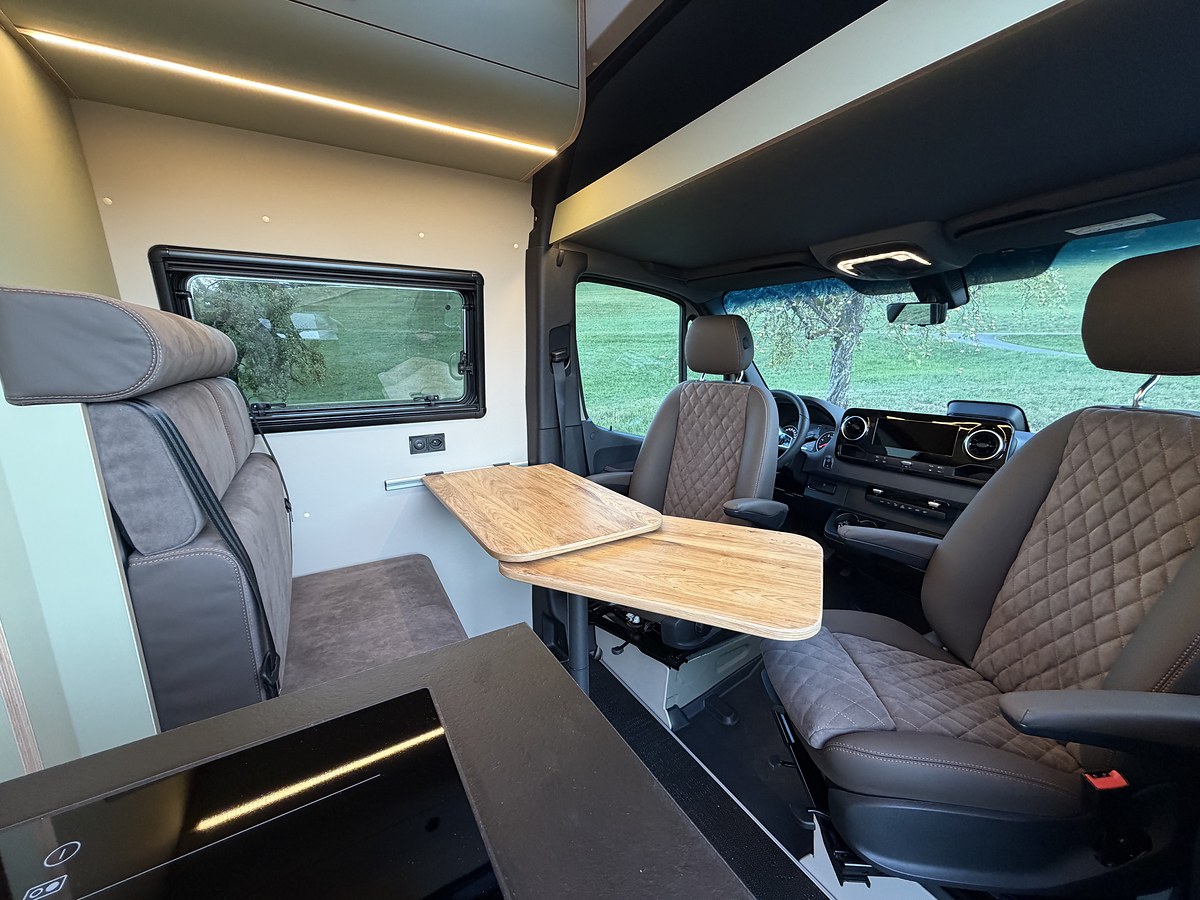 Sprinter in Sand, Mercedes Sprinter, Sitzgruppe mit Tisch und gedrehten Vordersitzen