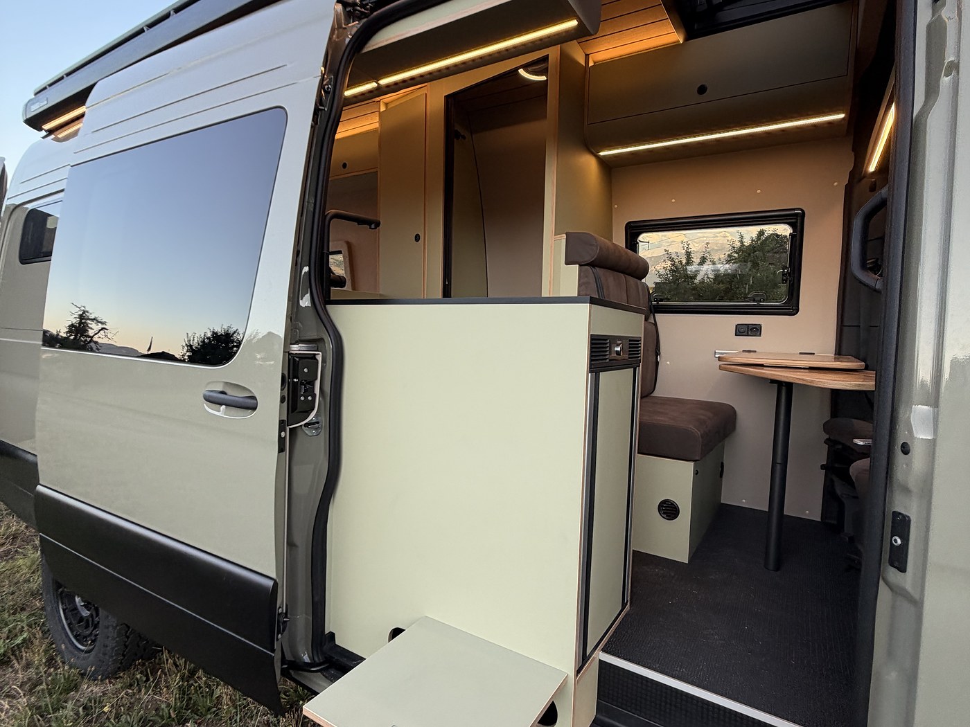 Sprinter in Sand, Mercedes Sprinter, Ablage und Tisch an der geöffneten Schiebetür